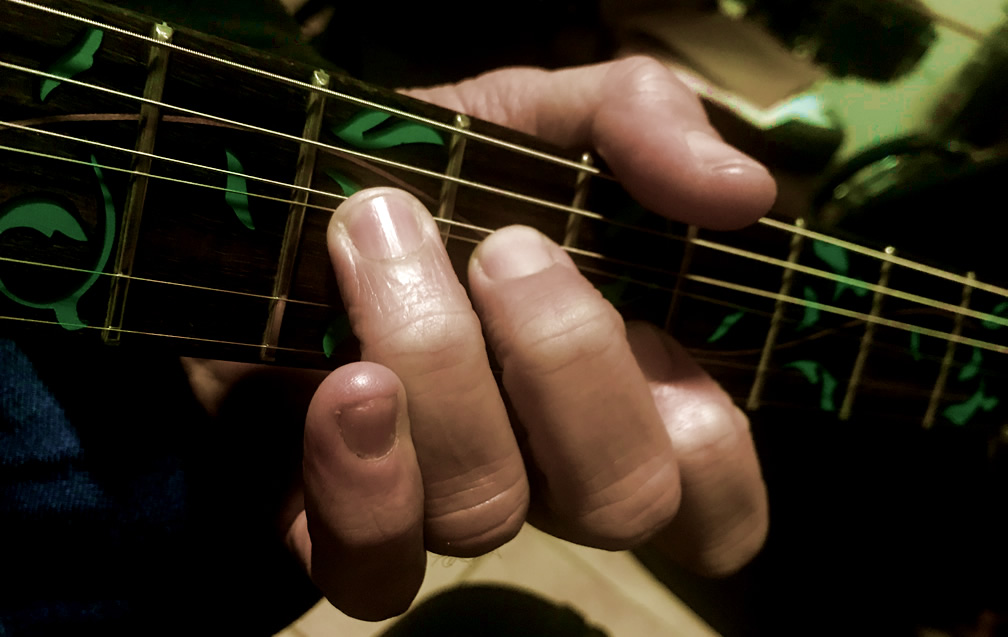 The pain in the hand and wrist of the rock guitarist