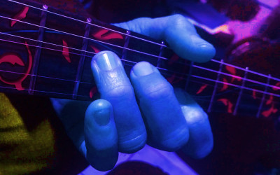 El dolor en la mà i canell del guitarrista de Rock